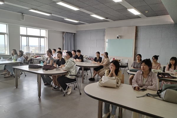 学三党员同志认真学习1_副本.jpg