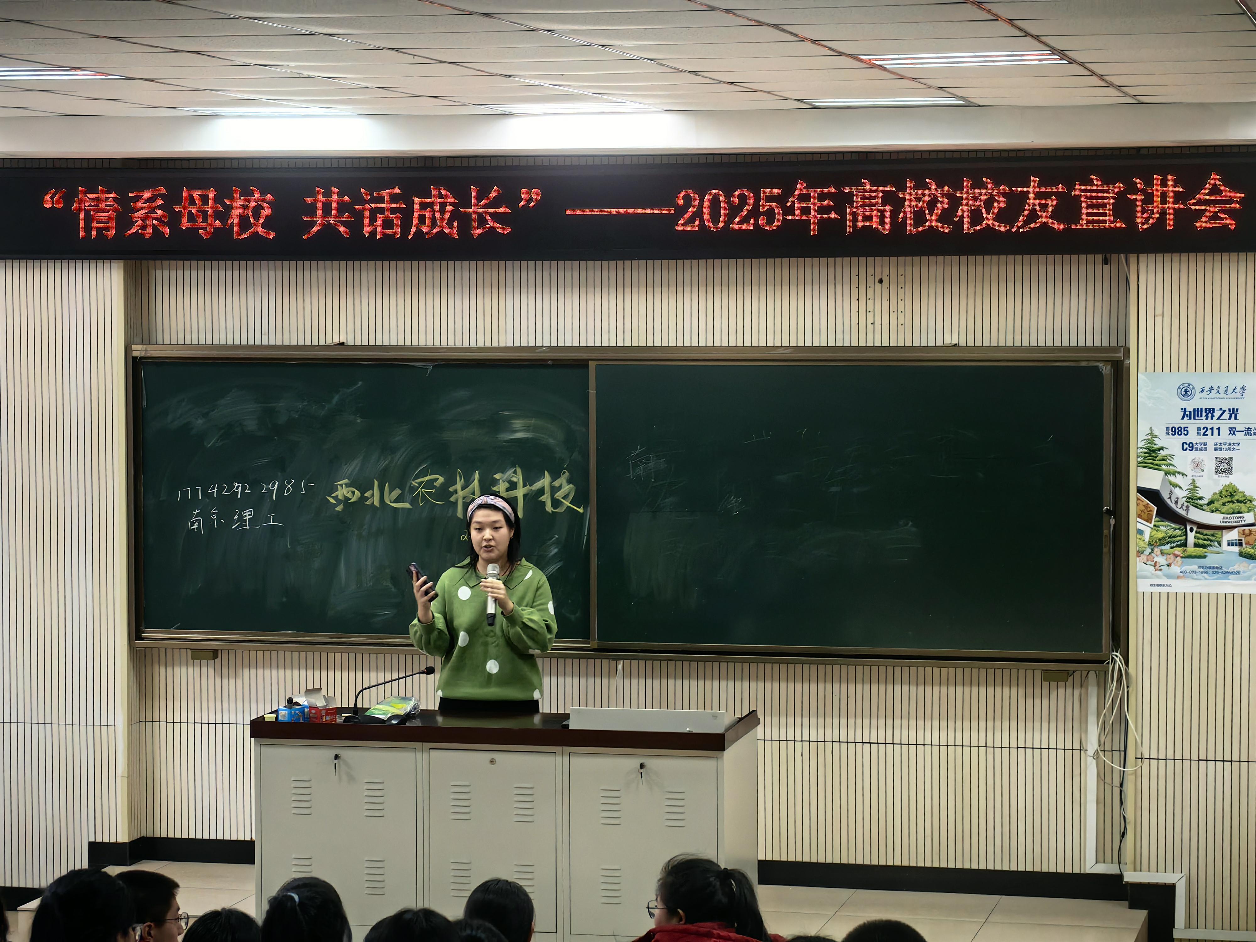 团队成员展开宣讲活动_毒霸看图.jpg