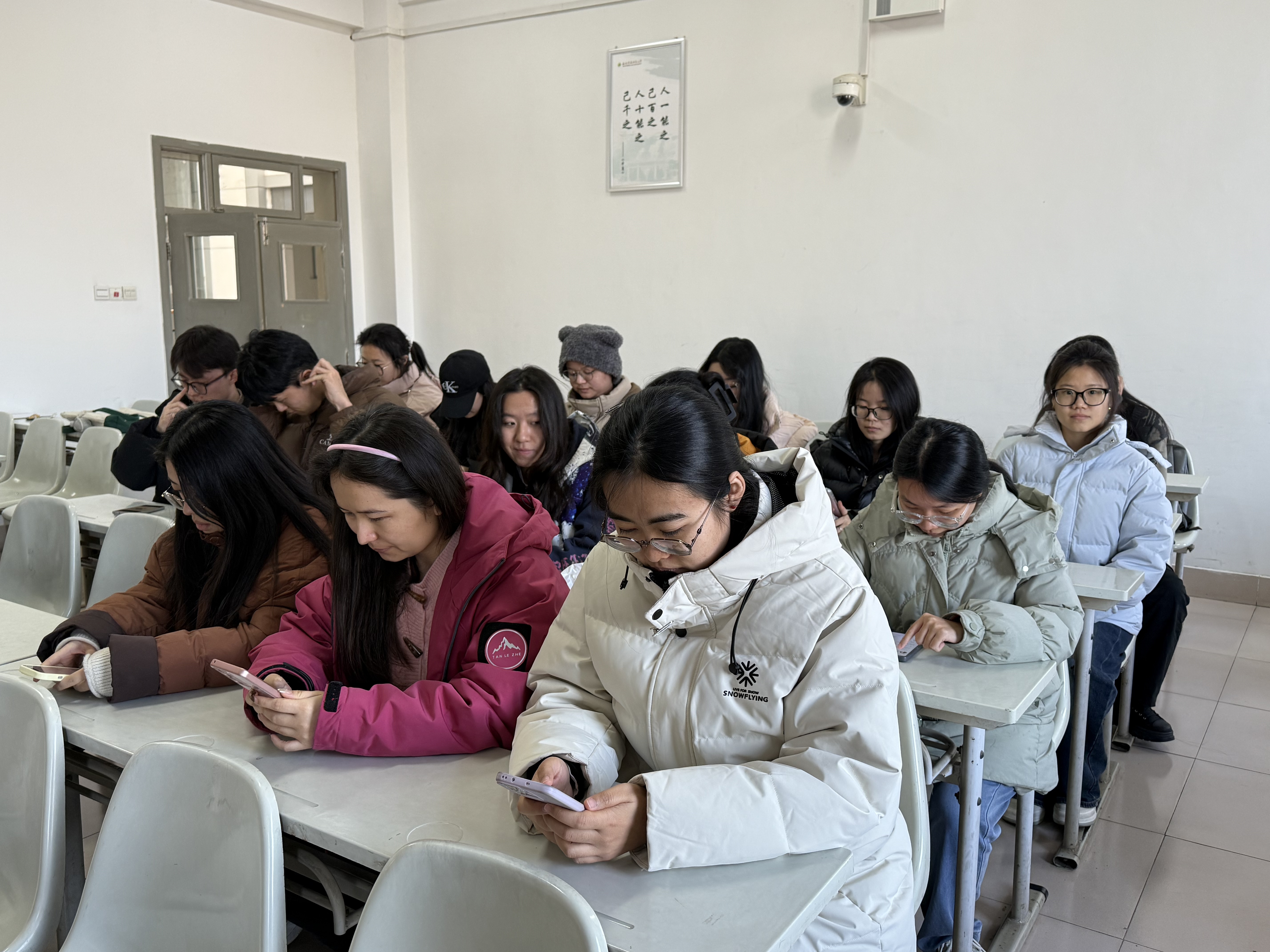 线上听取述职大会的研会成员.jpg