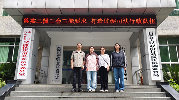 与袁伟(左一)、杨舒涵(左二)合影留念.png