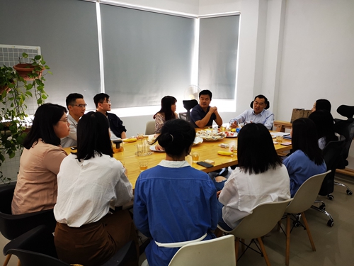 f24eb9800545425f9aa37f955e46c9b9.jpg 与深圳员工座谈_副本.jpg