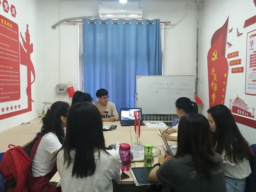 f3d9bfe755344e07b5348b8ec66be148.jpg 员工党员在党员活动室观看视频_副本.jpg